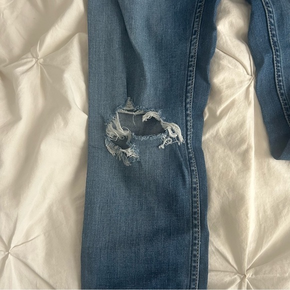 2/$20 Hollister Low Rise Super Skinny Size: 26 - Picture 7 of 7